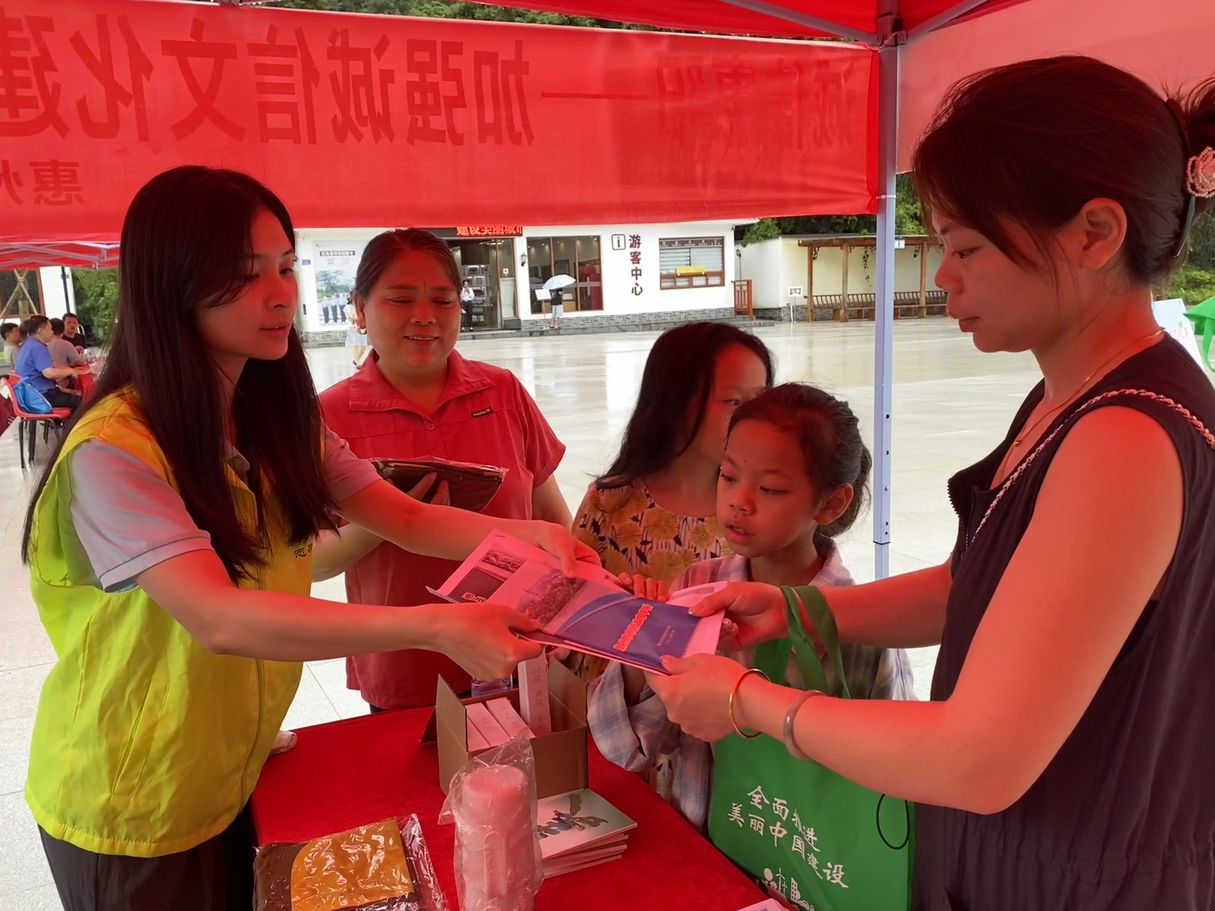 圖 2：群眾現(xiàn)場領(lǐng)取資料圖片.jpg